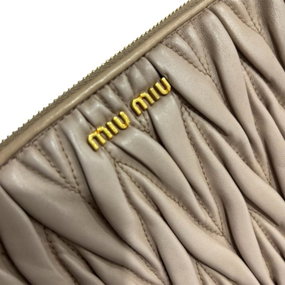 AUTHENTIC Miu Miu Beige Matelassé Quilted Leather Clutch with Gold Logo - Picture 4 of 8